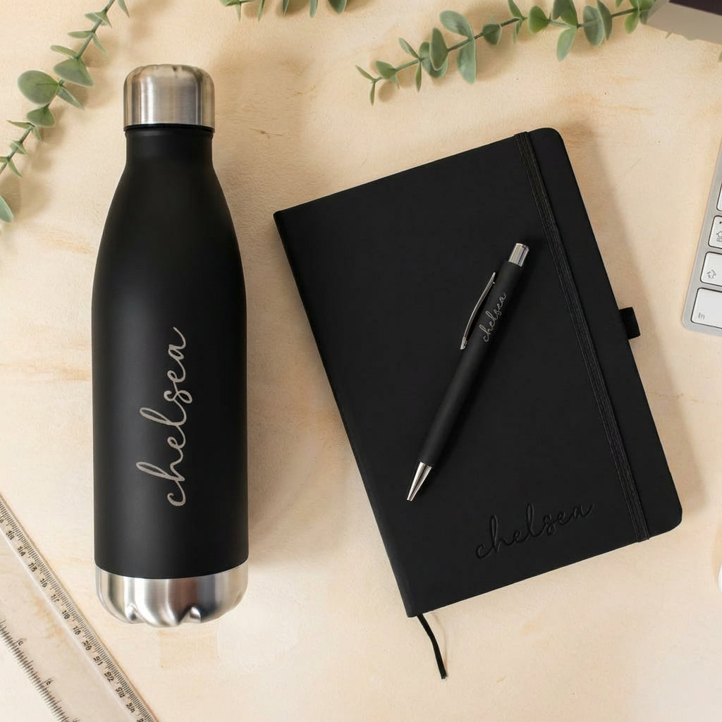Kit clasico de bienvenida corporativa con taza, libreta y pluma personalizadas con logo